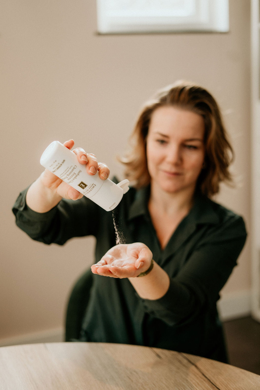 Francis van Skinfidence laat een peelingproduct zien voor huidverzorging in de herfst